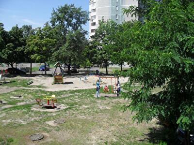 Братиславська вул., 7