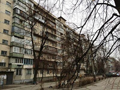 Братиславська вул., 38