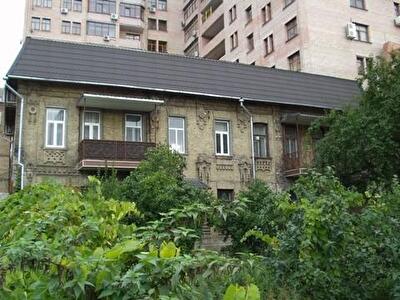 Дмитрівська вул., 64