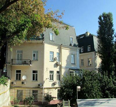 Трьохсвятительська вул., 13