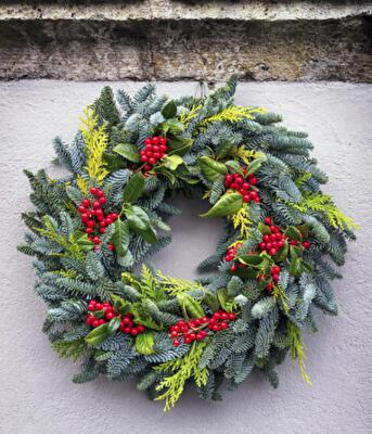 Как сделать рождественский венок из еловых веток: пошаговая инструкция