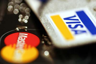 Украинцам массово блокируют платежные карты: причины