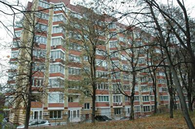 Київ, Салютна вул., 1Б