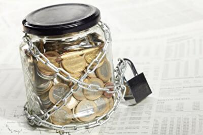 Банкирам позволят следить за деньгами украинцев, арестовывая их счета