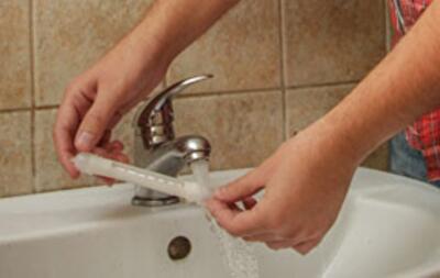 Что делать если в кране из-под горячей воды течет еле теплая: пошаговая инструкция 