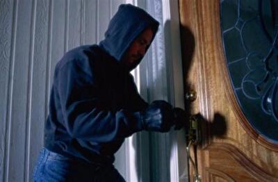 Опубліковані фото ймовірних злодіїв, які пограбували квартиру в Дарницькому районі