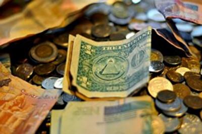 Банкиры: как долго будет падать доллар, и чем это закончится