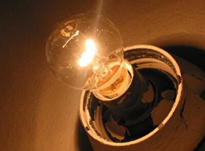 Киевляне предлагают экономить электричество в подъездах