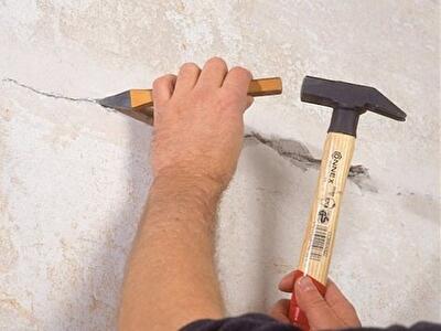 Что делать, если на потолке пошла трещина