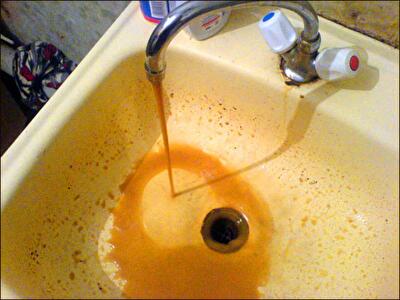 Новый вид пива: в Киеве из-под кранов течет желтая вода