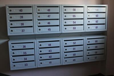 Новшество от ЖЭКа: как устанавливают почтовые ящики в столичных многоэтажках