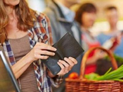 Половина украинцев готова экономить на еде