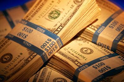 Что заставляет украинцев нести доллары в банк