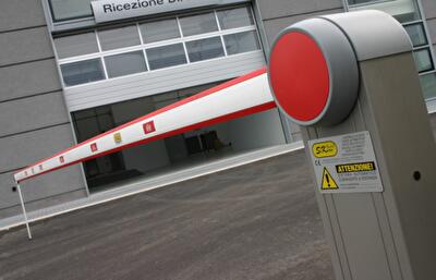 Навіщо на Печерську встановили шлагбаум