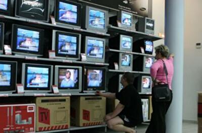 Что украинцы нажили за 15 лет: у каждого — по две мобилки и телевизор (инфографика) 