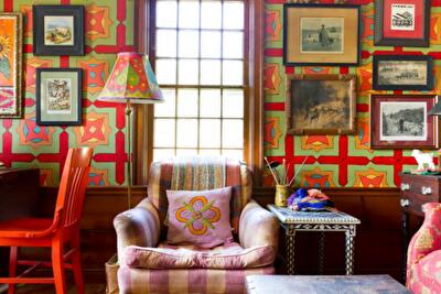 Идеи по декорированию мебели и стен. Яркие краски в интерьере
