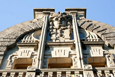 Что означают инициалы «СА» на Доме плачущей вдовы