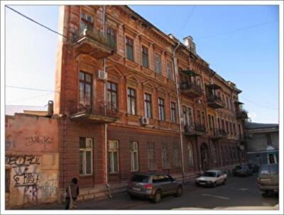 В каком городе построены треугольные дома