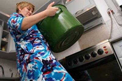 Кто виноват в отключении горячей воды летом?