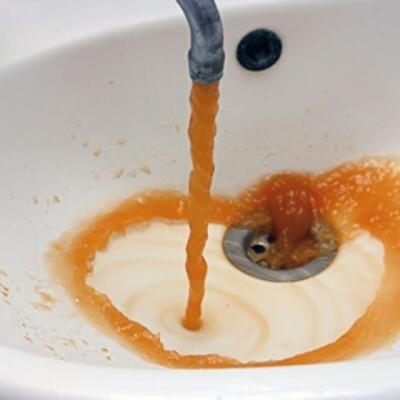 Вот такая вода течет по адресу Оболонский пр-кт 14Ж, за это ли мы платим коммуналку?!