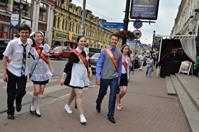 В Киеве последний звонок отпразднуют в советской школьной форме