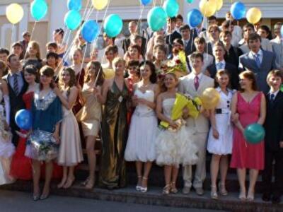 С выпускников требуют красную икру и коньяк