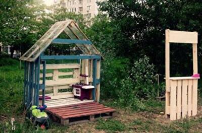 Киевляне строят детский городок у озера из подручных средств