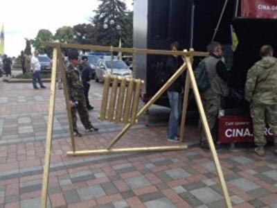 Украинцы принесли народным депутатам золотую батарею и гильотину