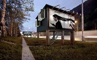 Альтернативное жилье для бездомных: дома внутри придорожных билбордов