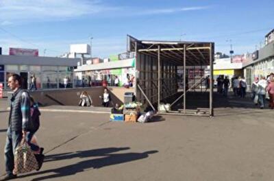 На станции "Позняки" на месте сгоревших киосков ставят новые опасные ларьки. Фото