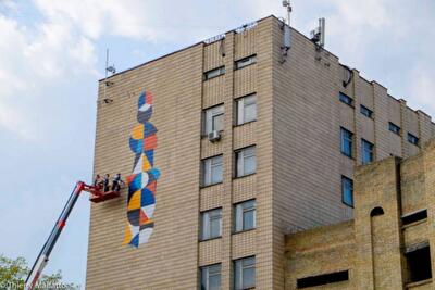 Французский художник разрисовал фасад столичного дома. Фото