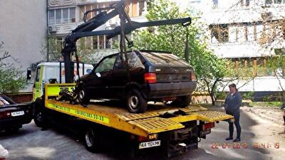 С улиц и дворов столицы убирают бесхозные авто. Фото