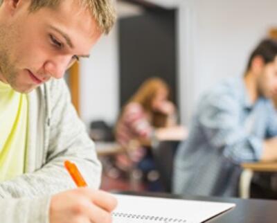 Кому понадобилось спасать утопающие вузы