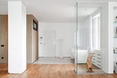 Белый минималистичный интерьер двадцатилетнего студента