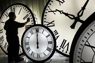 Когда переводят часы летнее время 