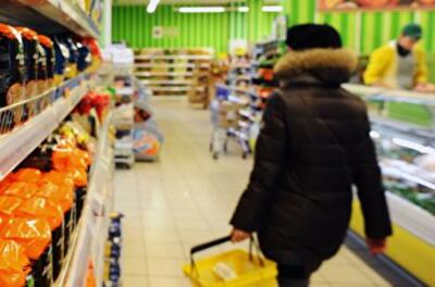 Почему доллар дешевеет, а импортная еда - нет