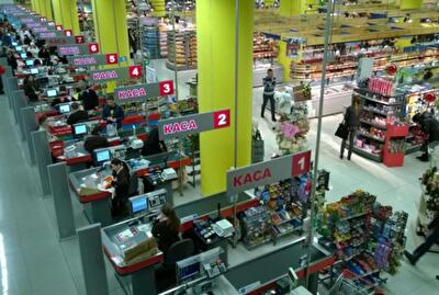 Доллар упал, но почему магазины не спешат снижать цены? 