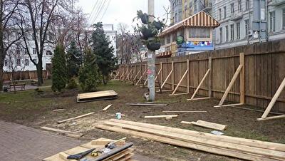 Киевлян напугал новый строительный забор в центре столицы. Фото