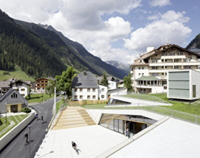 Встроенный в зеленый холм городской центр