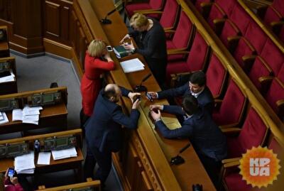 В Украине отменили ограничения по максимальной зарплате для депутатов и министров