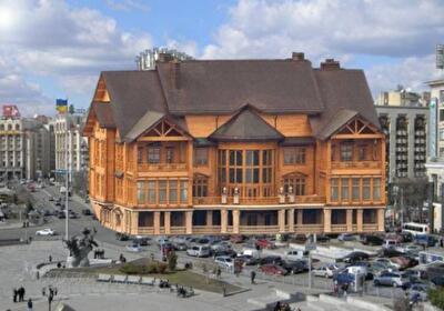 Юзеры высмеяли в фотожабах проект реконструкции Дома профсоюзов: Хонка Януковича и киоск