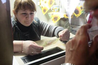 Новые 100 гривен в обращении: как люди реагируют на непривычные купюры 