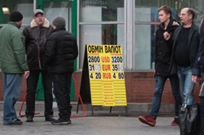В банках полно долларов и евро, а гривни – не хватает 