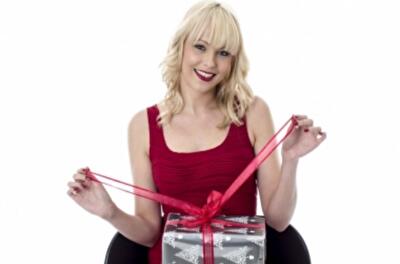 Что подарить любимой девушке на 8 марта: 11 оригинальных идей