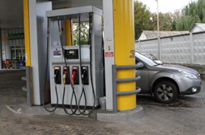 Доллар и бензин дешевеют, но неуверенно: чего ждать в марте