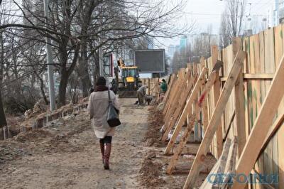 Скандал в Киеве: вместо реконструкции древней ограды ботсада строители забивают сваи на 8 миллионов гривен. Фото