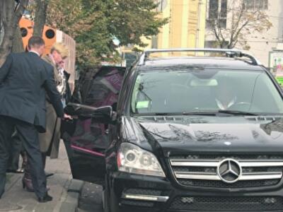 Гонтарева ездит на пяти авто и ужинает у бассейна 