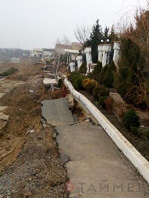 В Ильичёвске строят дом практически на оползне. Фото