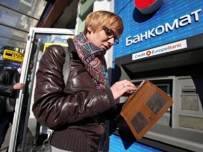 Украинцы массово снимают со счетов гривну для конвертации в доллар