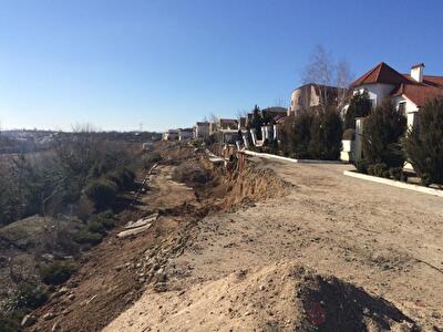 Мнение: ильичёвская улица продолжает «ехать» к морю, дома обречены. Фото